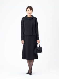 お顔周りをすっきりと見せるロールカラージャケット 東京イギン  