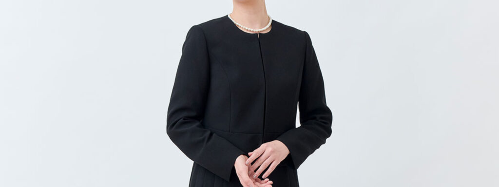 柔らかな動きを見せるプリーツ使い アナ スイ セレモニー