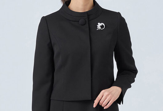 大きなワンボタンがポイント　アナ スイ セレモニー