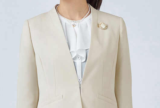 軽やかな着心地のパンツスーツ　イギン ジブリーヌ