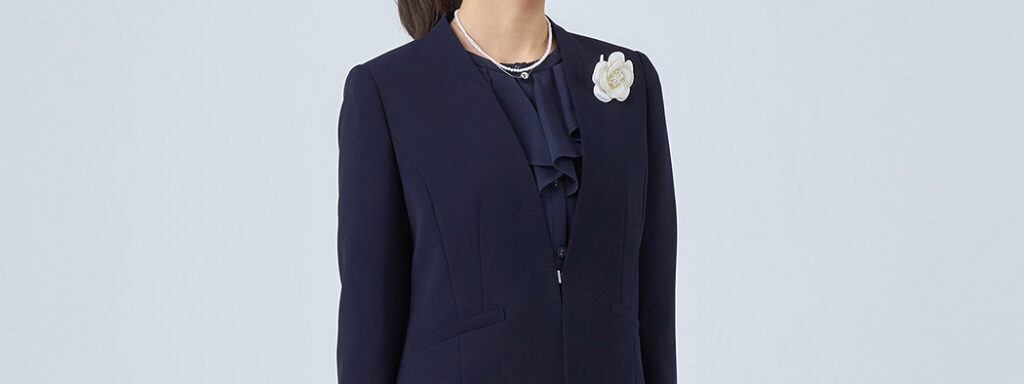 軽やかな着心地のパンツスーツ イギン ジブリーヌ