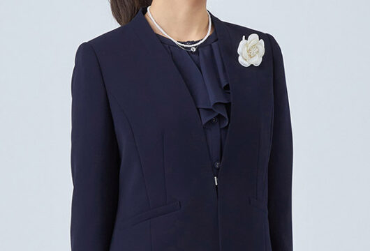 軽やかな着心地のパンツスーツ　イギン ジブリーヌ