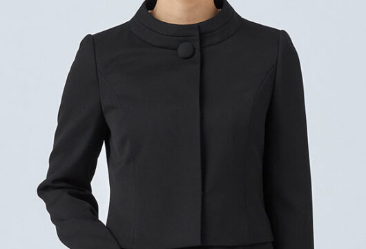 大きなワンボタンがポイント　アナ スイ セレモニー